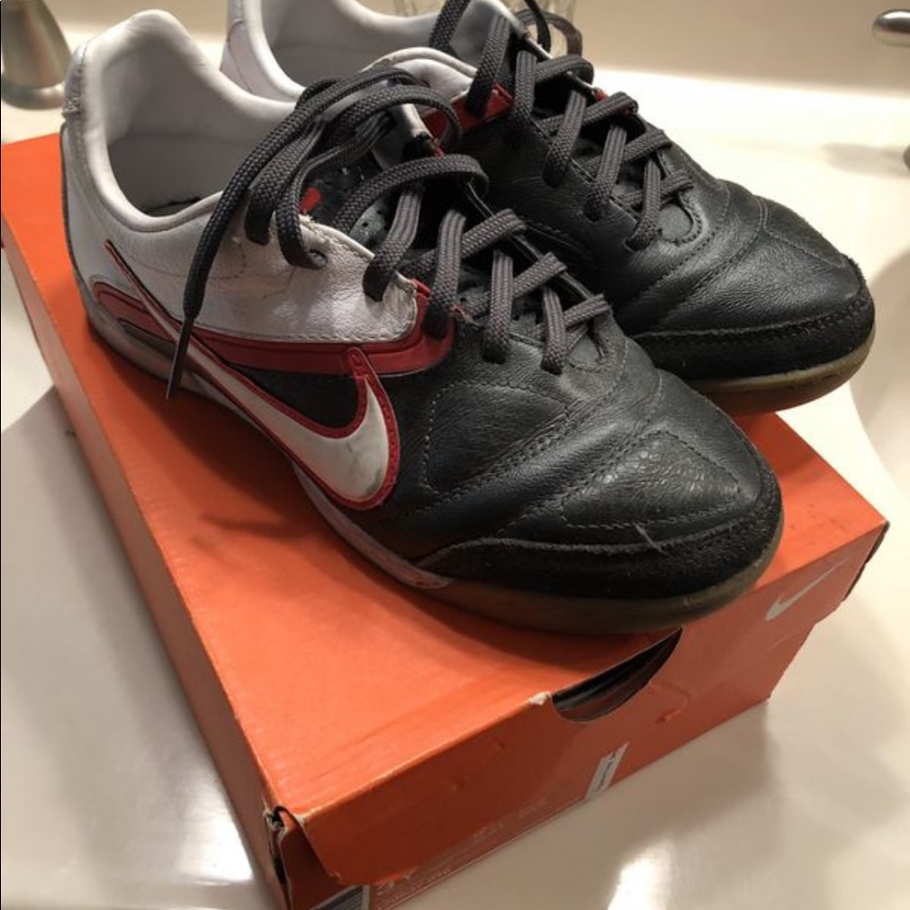 Indoor soccer shoes
